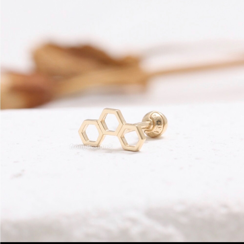 18k gold honeycomb stud earring